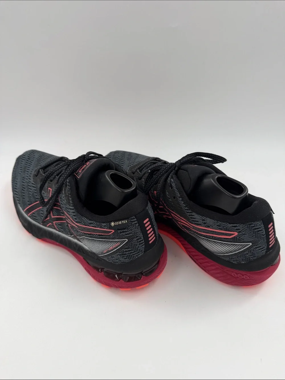 ASICS GT-2000 10 Women's Size 7 Black / Red Gore-Tex Waterproof Running Sneakers